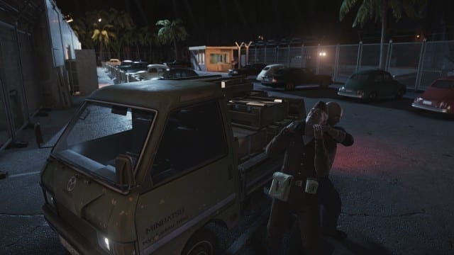 Agente 47 nocauteia um guarda soviético no beta de Hitman
