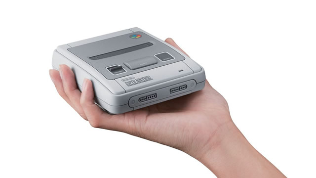 Super Nintendo Classic Edition na palma da mão versão EUA