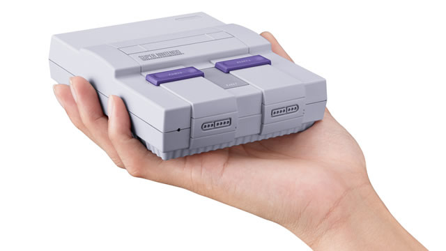Super Nintendo Classic Edition na palma da mão versão europeia