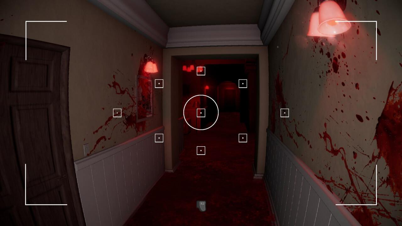 Através da câmera fotográfica, é possível revelar pistas na parede da casa em Evil Inside.