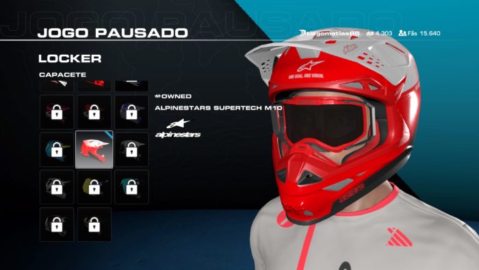 Tela de MX vs ATV Legends mostrando o capacete do jogador e opções de personalização