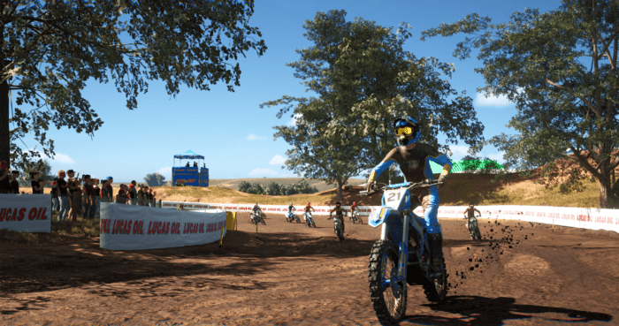 MX vs ATV Legends Imagem mostra piloto prova de motocross em pista de terra com céu azul ao fundo e algumas árvores