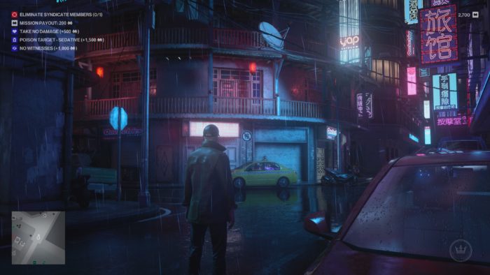 Agente 47 em um cenário neo noir, com iluminação de neon durante a noite
