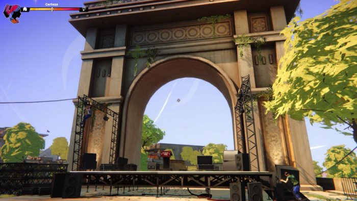A imagem mostra um palco sendo montado em frente a um arco triunfal