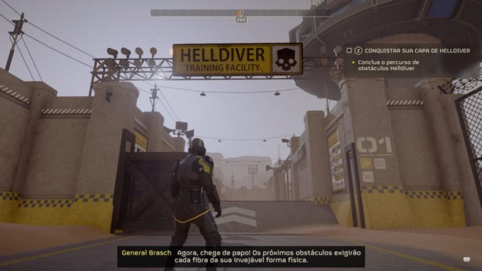 A imagem mostra um Helldiver em frente ao campo de treinamento.