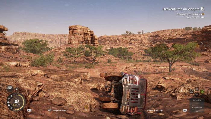 A imagem mostra um caminhão capotado e uma paisagem de deserto ao fundo