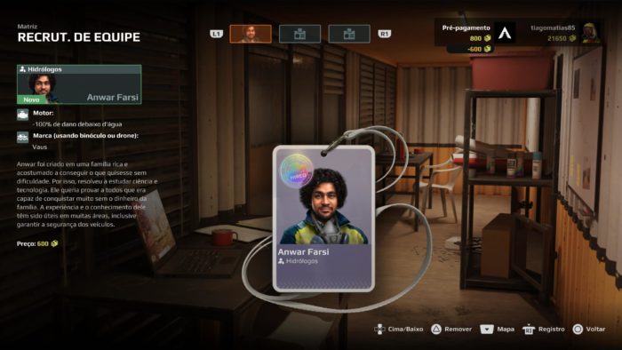 A tela mostra um crachá de trabalho, repesentando um especialista que pode ser contratado em Expeditions A Mudrunner Game