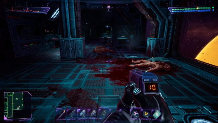 System Shock, com perspectiva em primeira, mostra pessoa em um corredor de ficção científica, mostrando uma arma apontada para o chão. Existem corpos ensanguentados e não identificáveis no chão, um mapa e um inventário visíveis no HUD.
