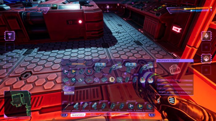 Uma interface de System Shock mostrando um jogador segurando uma arma futurista. O heads-up display (HUD) detalhado apresenta saúde, munição e inventário em um interior de nave espacial de alta tecnologia, iluminado em vermelho e azul, com vários painéis de controle.
