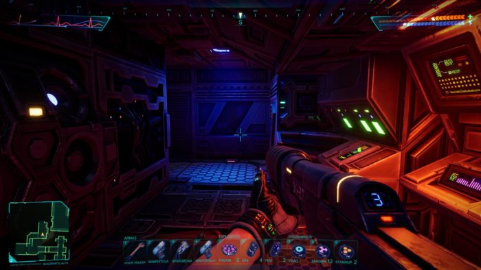 Uma perspectiva em primeira pessoa de um videogame de ficção científica que lembra System Shock mostra um corredor futurista mal iluminado com luzes neon vívidas em vermelho, azul e verde. O HUD do jogo exibe uma arma, barras de saúde e um minimapa na parte inferior da tela.