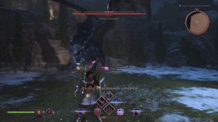 A imagem mostra Rook, protagonista de Dragon Age Veilguard enfrentando um dragão em uma batalha noturna.